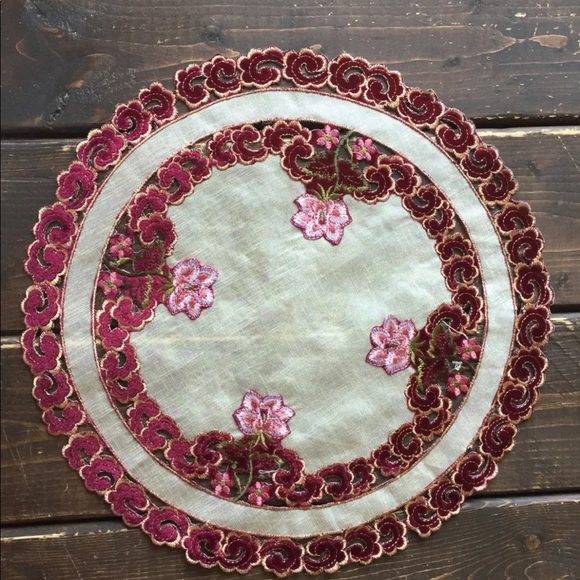 New Round Embroidered Floral Doily Magenta Beige Pansies Table Linen - Picture 7 of 7
